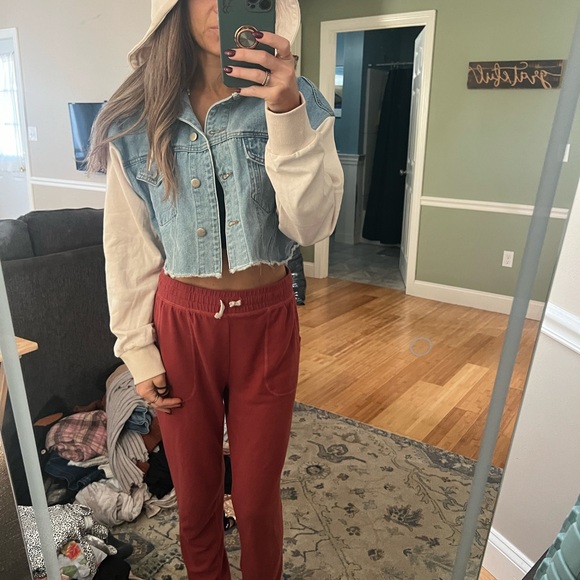 Hooded cropped jean jacket (with detachable hood) - Picture 4 of 7